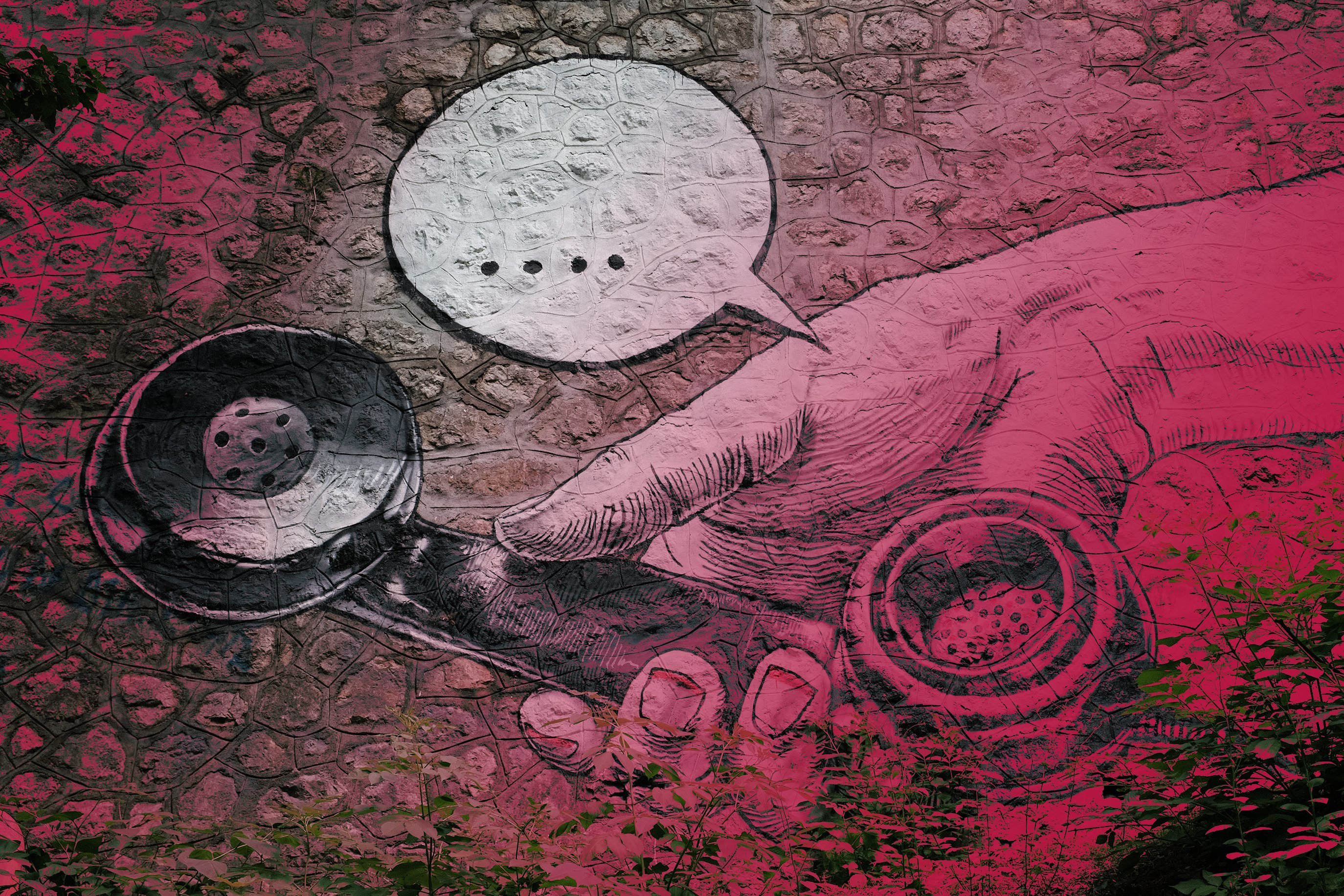 Graffiti von einer Hand mit altem Telefonhörer und Sprechblase ohne Text