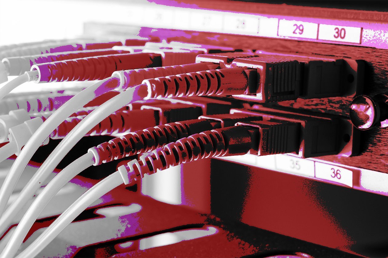 Server mit einer Unzahl an angesteckten Kabeln; mit rot abstrahiert