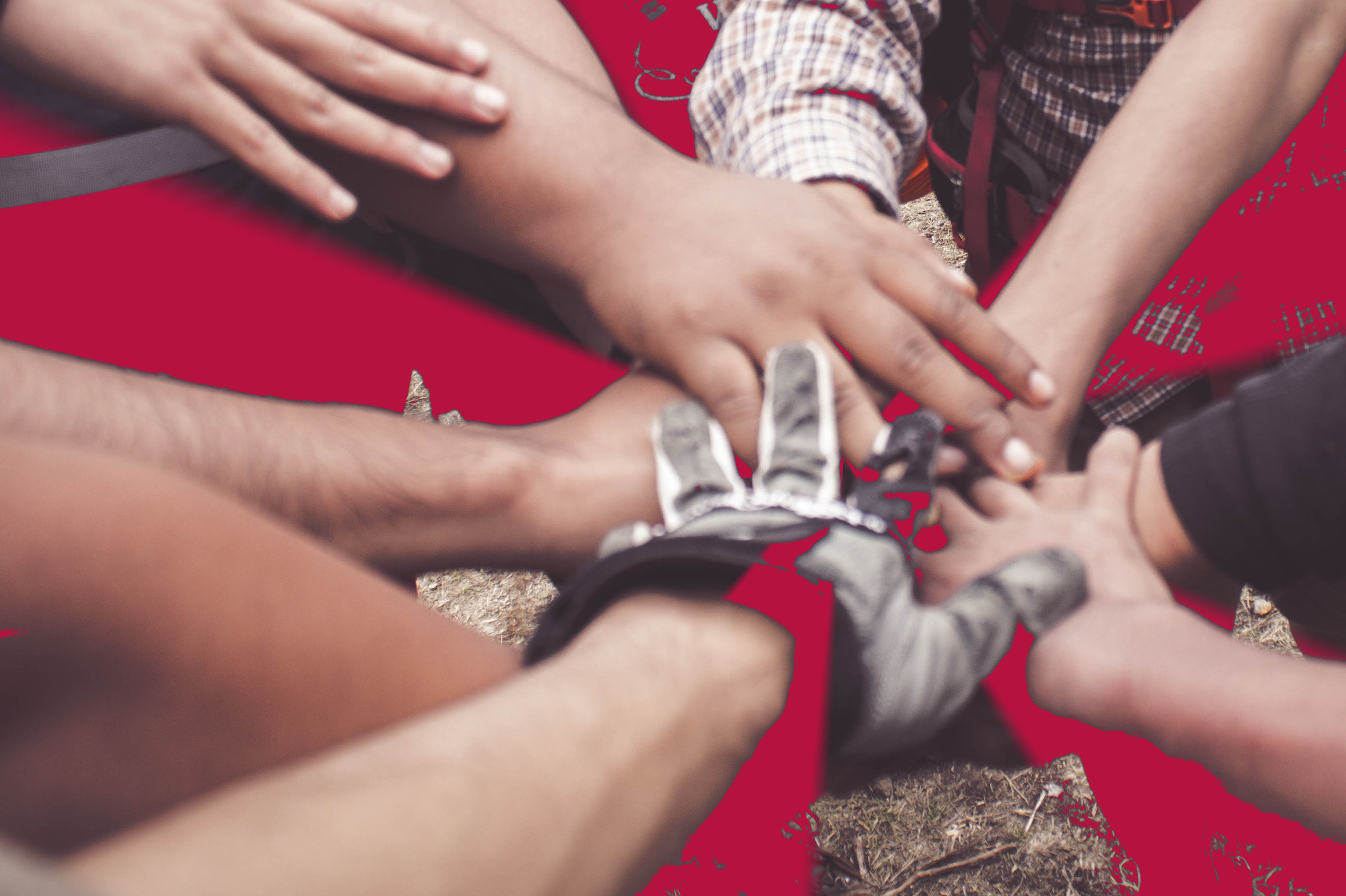 © pexels | dio hasbio saniskoro Foto von den Händen mehrerer Menschen im Zentrum eines Kreises