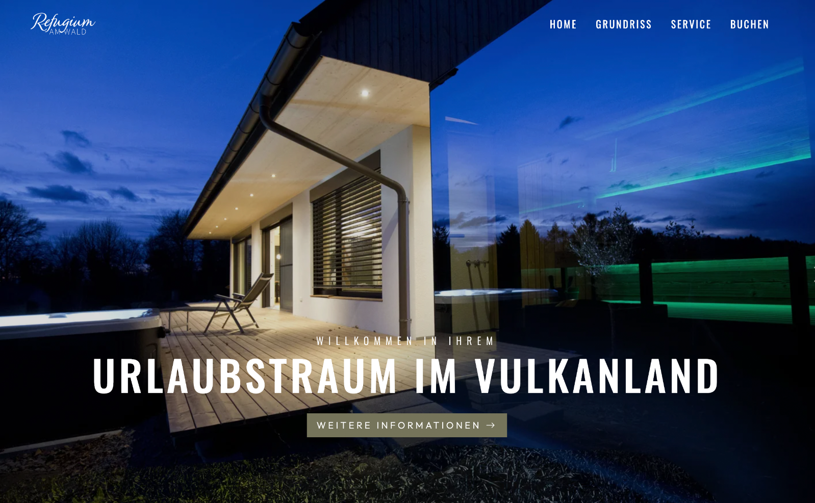 Screenshot der Webseite Refugium am Wald. Nachaufnahme mit hell erleuchteter Holzterrase und Grasfront auf der linken Seite. Rechts spiegelt sich die Umgebung in dunkles Blau getaucht in der Scheibe der Sauna. Schrift: Willkommen in Ihrem Urlaubstraum im Vulkanland