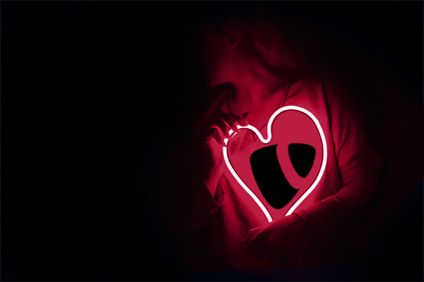 pexels | designecologist Frau in rotem Licht mit einem Herz aus Neonleuchten und TYPO3-Logo